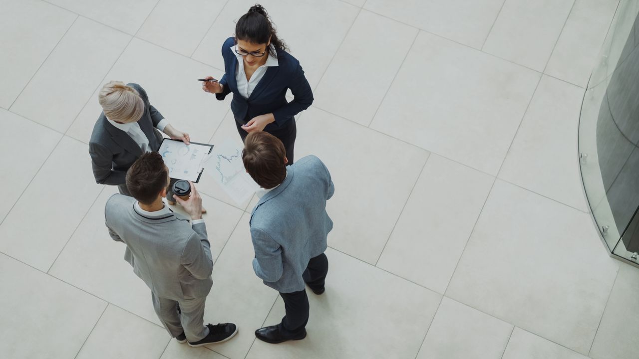 Groupe de professionnels en entreprise travaillant ensemble dans un environnement de bureau.